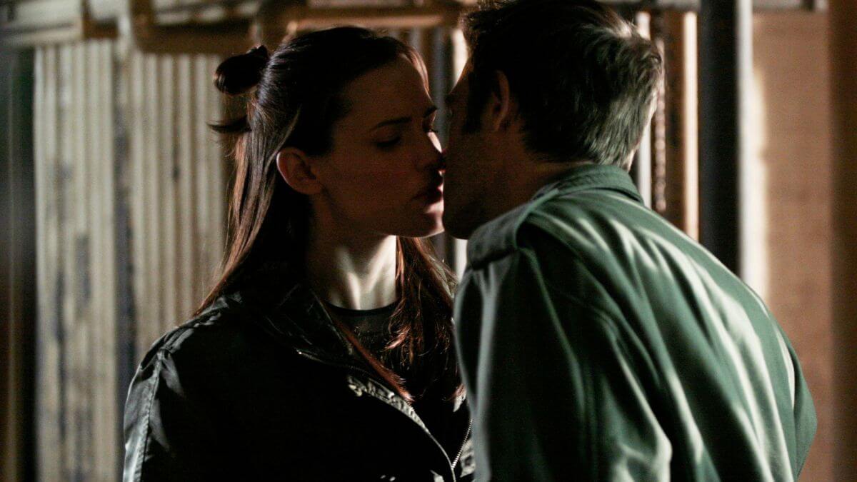 Alias Sydney and Vaughn about to kiss