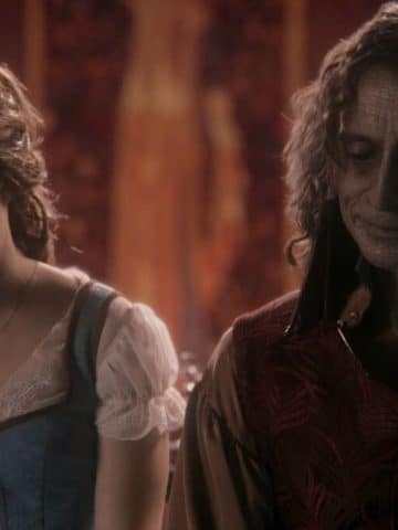 Belle and Rumple in Once Upon a Time season 1 sitting next to each other