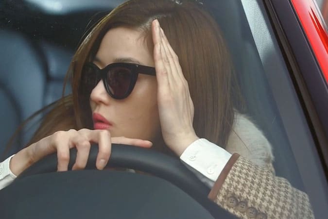 Song-Yi "avoiding" the paparazzi - My Love From Another Star Review