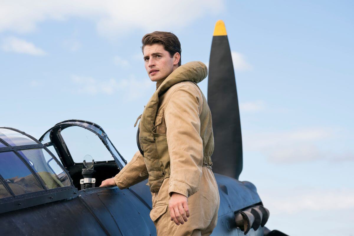 Gregg Sulkin as David in World on Fire Season 2