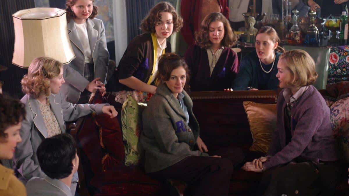 Julia Roberts sitting with young women in Mona Lisa Smile