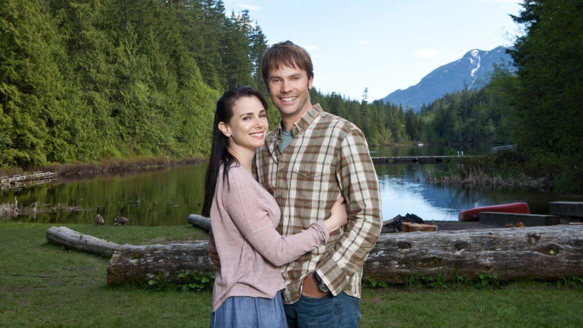 Kiss at Pine Lake Hallmark movie still