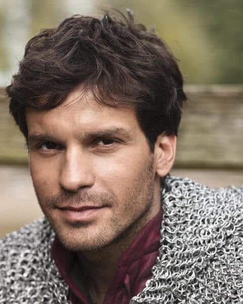 Santiago Cabrera as a knight