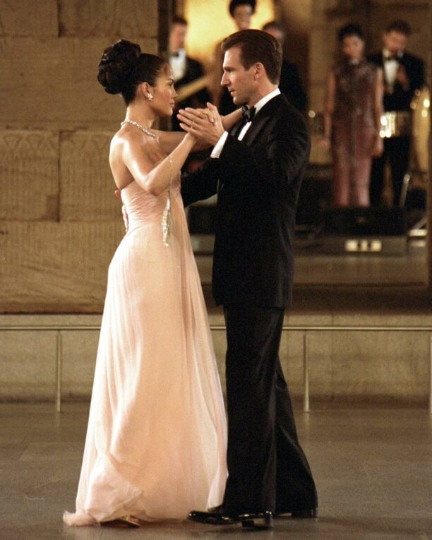 Maid in Manhattan still of dancing