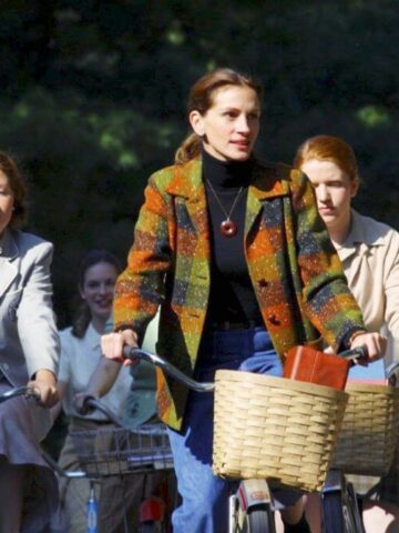 Mona Lisa Smile Review social image of Julia Roberts and other women on bikes