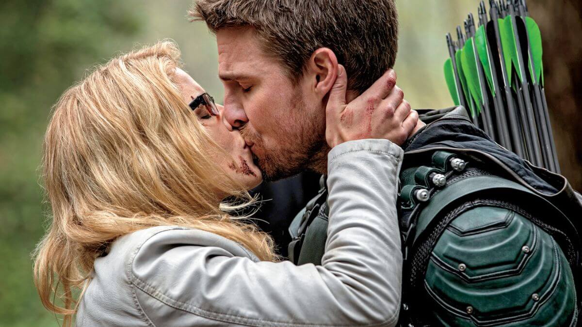 oliver and felicity kissing in arrow