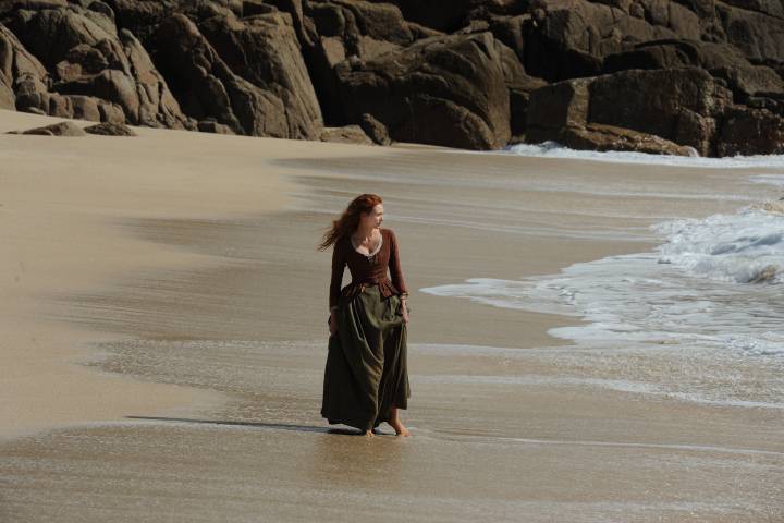 Publicity still of Eleanor Tomlinson in Poldark