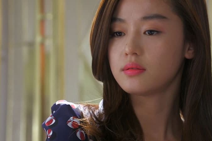 Song-Yi-stares-off-in-space - My Love From Another Star Review