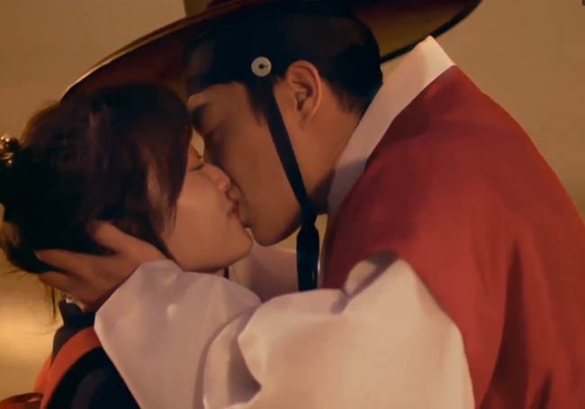 Splash-Splash-Love-Kiss; Splash Splash Love