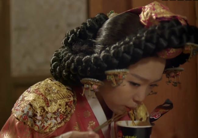 Queen Sohun tasting food of the future; Splash Splash Love