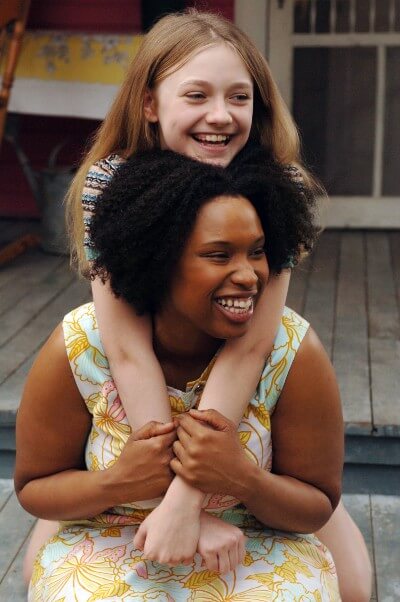 Dakota Fanning and Jennifer Hudson in The Secret Life of Bees