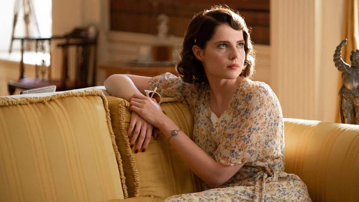 Lucy Boynton as Frankie Derwent.